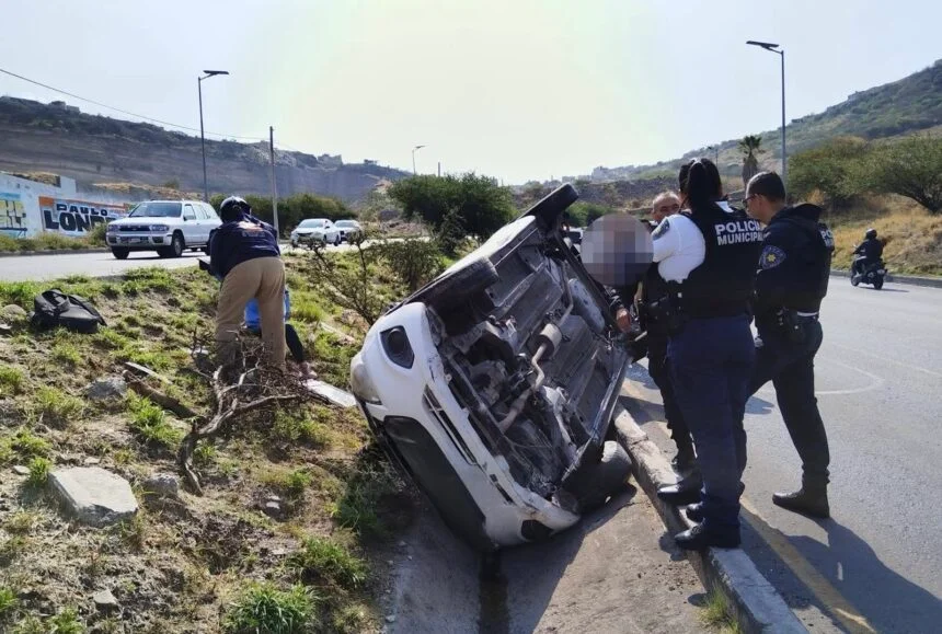 Se sube al camellón y vuelca en Blvd. de la Nación