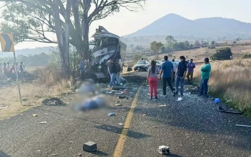 Fatal accidente en Amealco deja 3 muertos y 20 lesionados