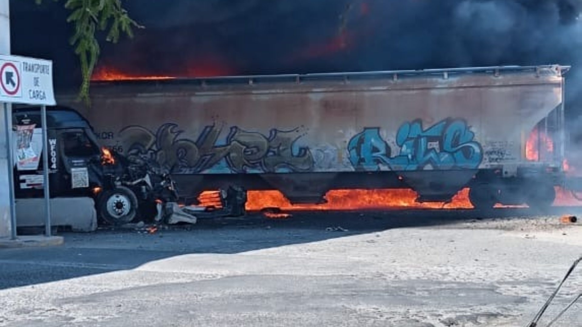 Pipa se incendia tras choque con tren en carretera estatal 100