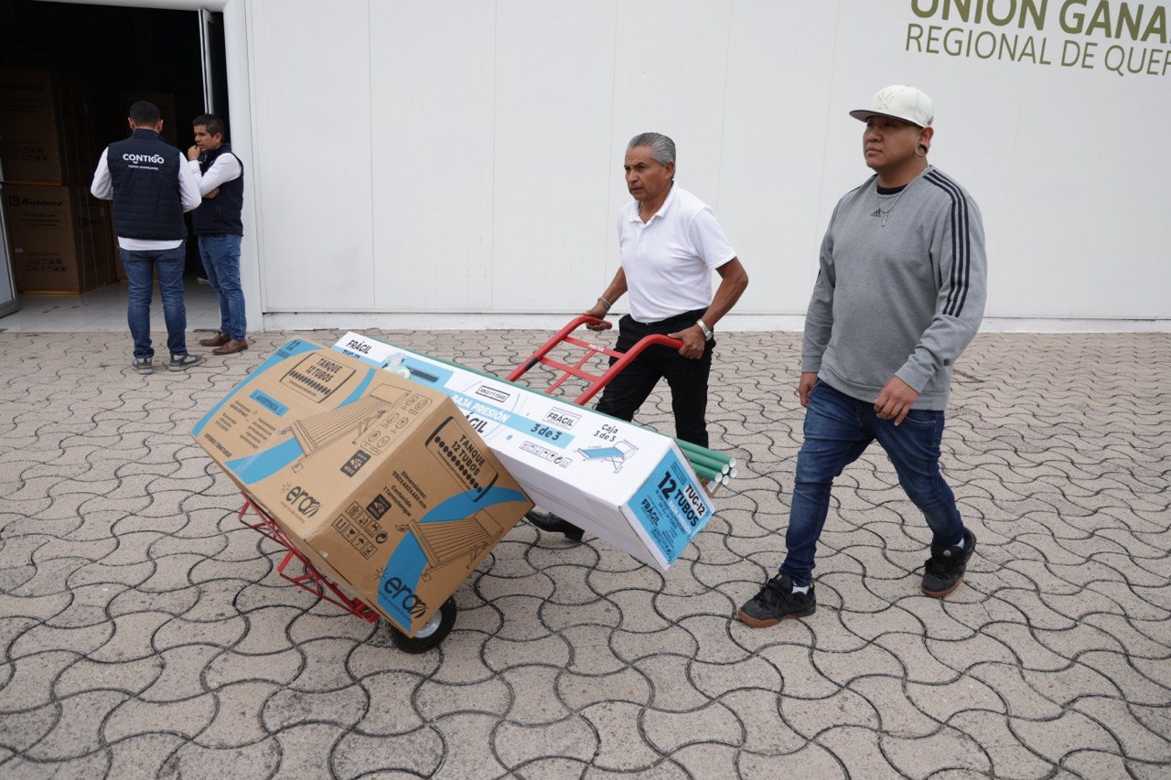 Entrega SEDESOQ apoyos a familias de El Marqués