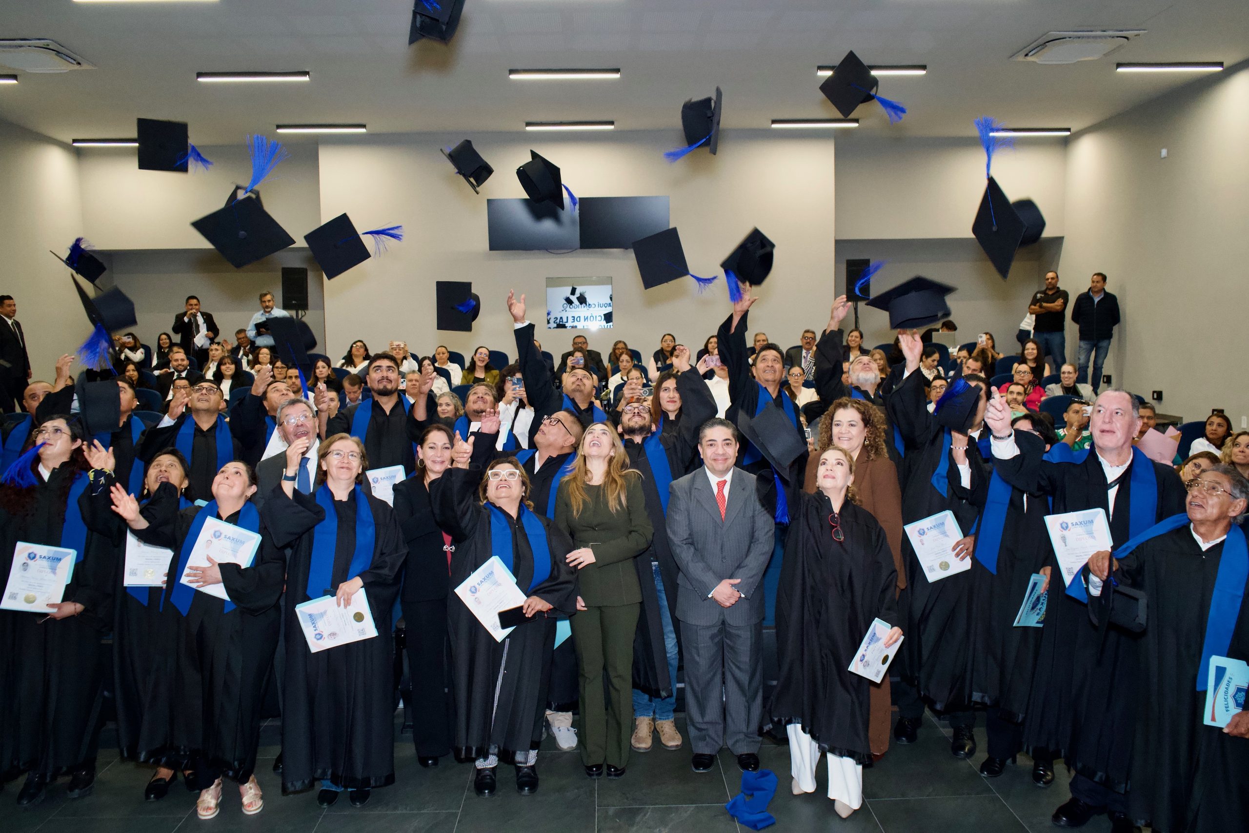 Concretan su meta de educación media superior servidoras y servidores públicos de la generación 2025
